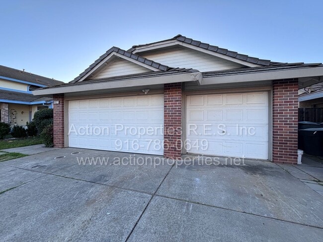 Building Photo - Updated 4 Bed, 2 Bath - 3 Car Garage - New Flooring - Close to Schools, Parks, and Shopping!