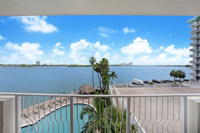 Foto del edificio - 10350 W Bay Harbor Dr