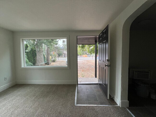 Foto del edificio - Cute newly remodeled 2 bed 1 bath home on ...