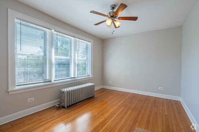 3 habitaciones, 1 baño - 1080 pies cuadrados - Sala de estar - 7526-36 S Colfax Ave