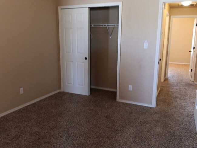 Foto del edificio - 4 Bedroom, 2 Bathroom! Lovely Home Coming Soon!