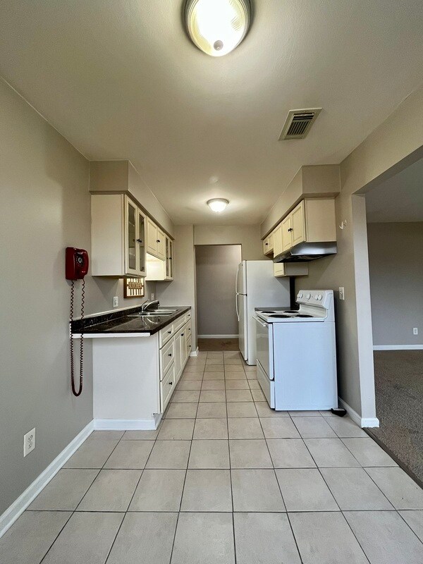 Building Photo - 939 James St