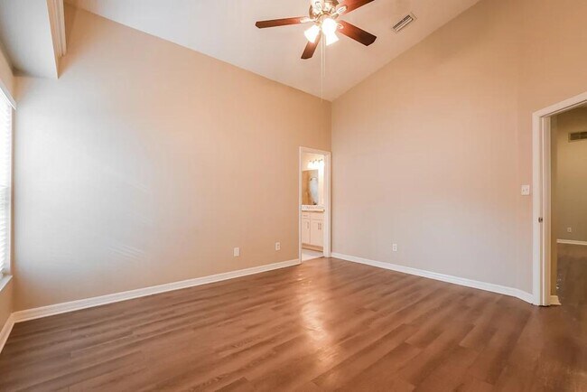 Foto del edificio - 87 Pine Forest Pl