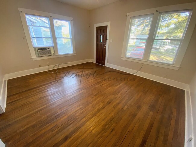 Foto del edificio - Modern Upgrades + Classic Charm – 2BR Dupl...
