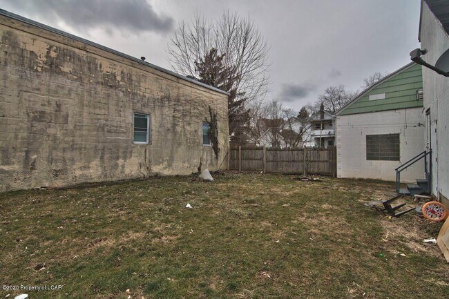 Building Photo - 15-17 Wall St