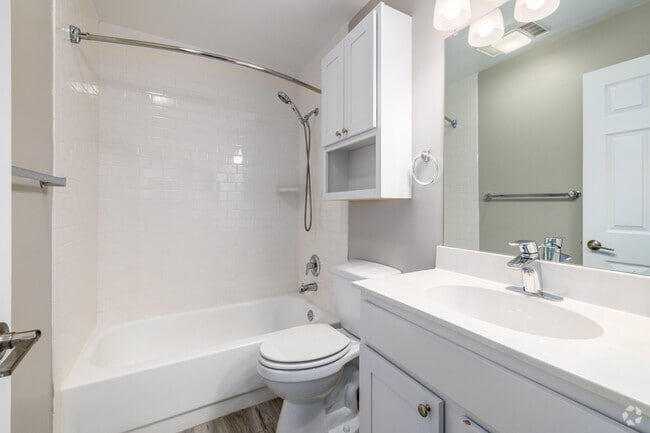 1BR, 1BA - 753SF - Bathroom - Bristol Club Apartments