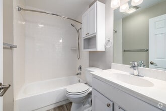 1BR, 1BA - 753SF - Bathroom - Bristol Club Apartments
