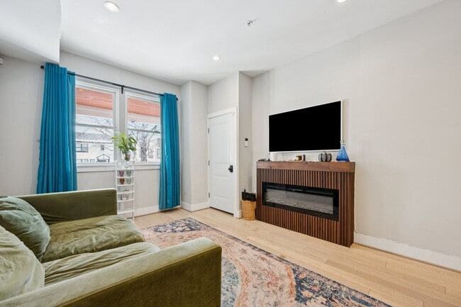 Foto del edificio - Renovated 2bed-2bath Near H-Street with Private Deck & EV Parking!