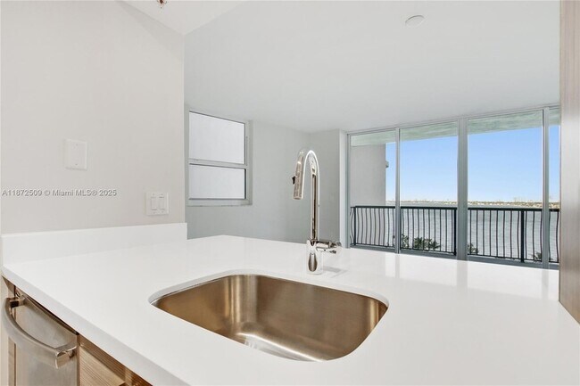 Building Photo - 1756 N Bayshore Dr
