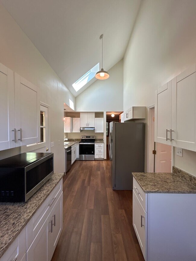 Foto del edificio - Great Myers Park home with 3 spacious bedr...