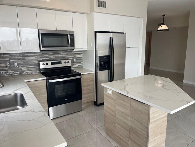 Foto del edificio - 1745 E Hallandale Beach Blvd