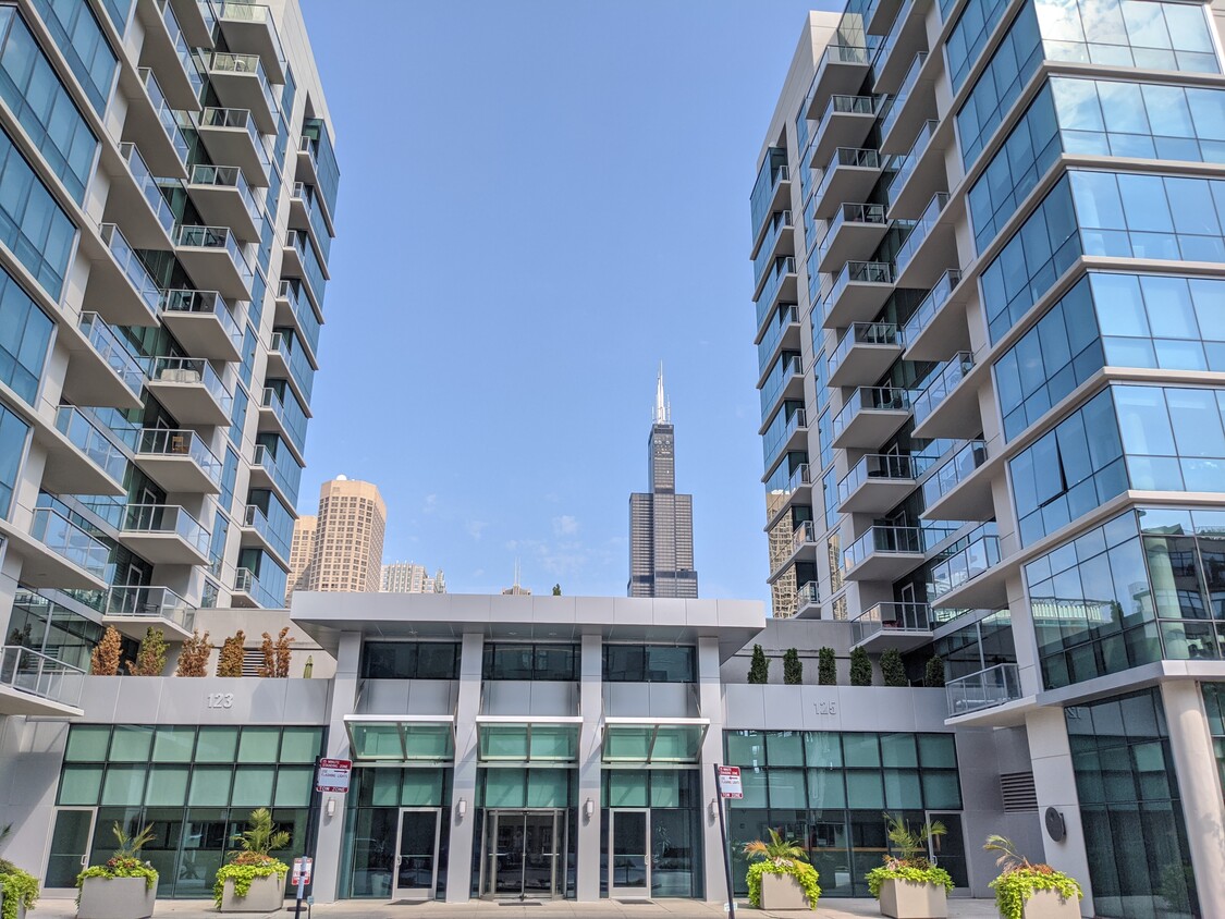 Entrance/Lobby - 125 S Green St