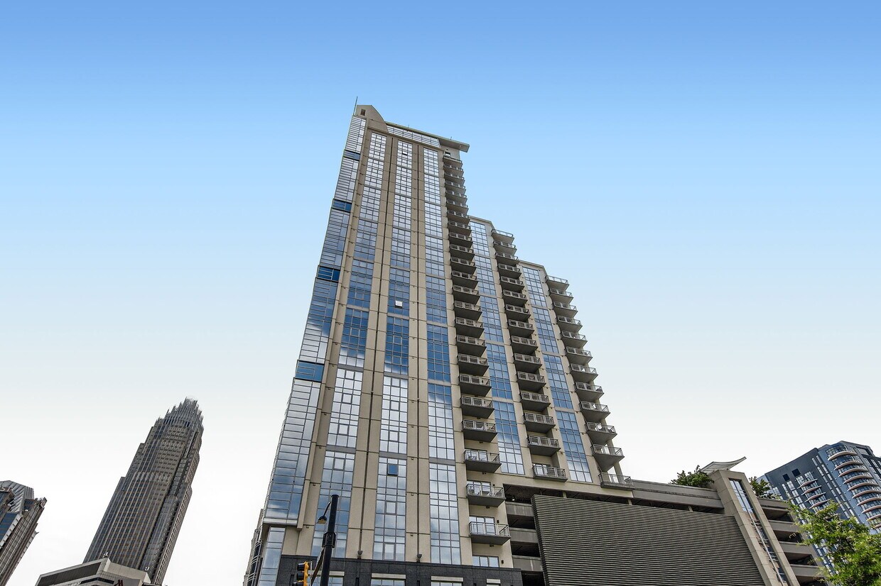 Foto principal - 333 W Trade St