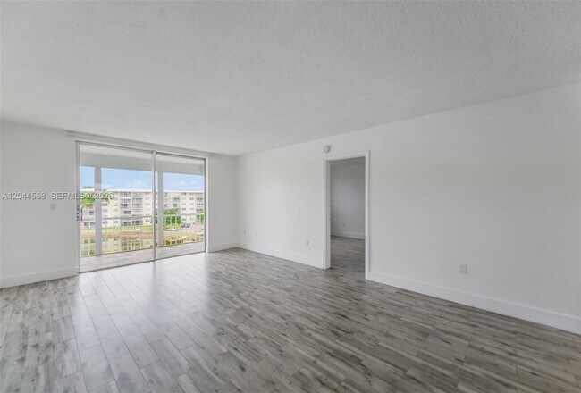Foto del edificio - 2851 Leonard Dr
