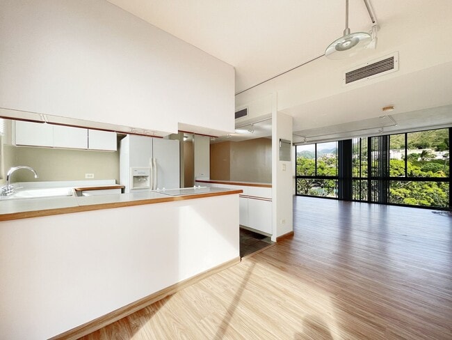 Building Photo - Downtown Living at Royal Queen Emma! 2 PAR...