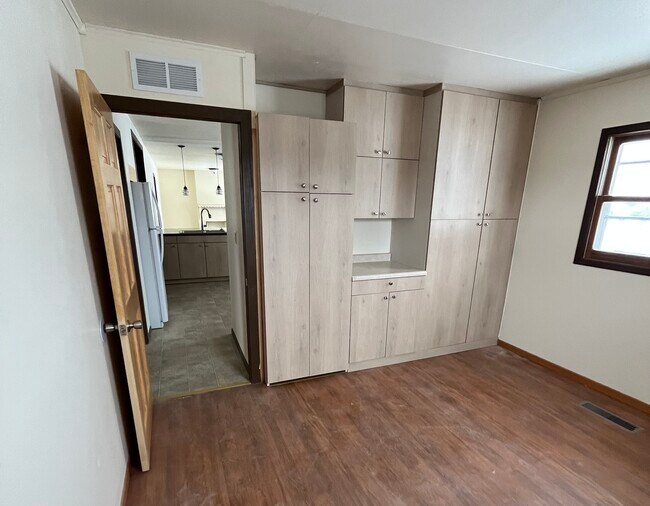 Foto del edificio - 908 Maple Grove St