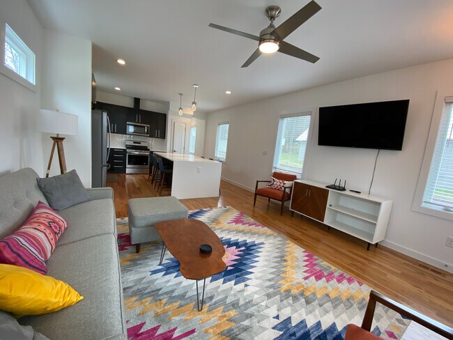 Foto del edificio - Room in Single Family Home on Heck St