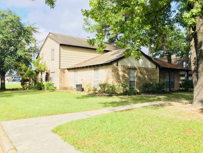 Foto del edificio - Pinewood Townhomes