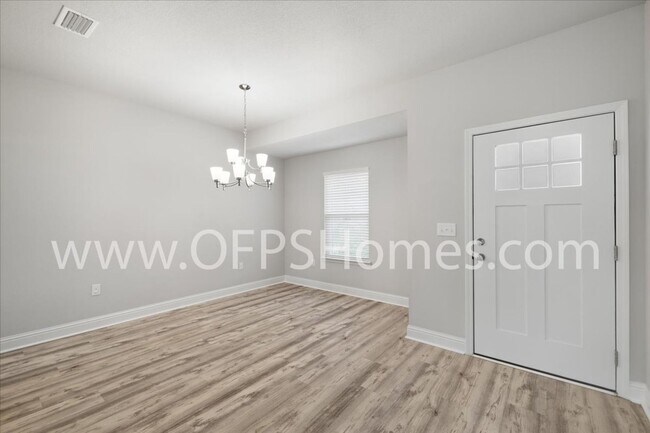 Building Photo - Like New Crestview 4bed/2bath Available Today