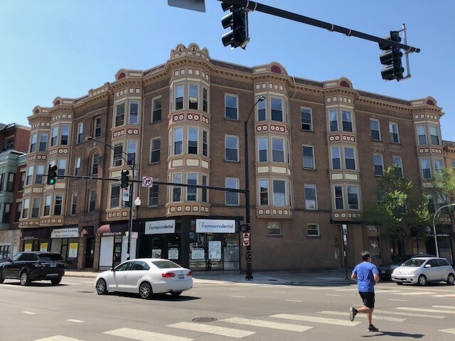 Building Photo - 3266 N Clark St