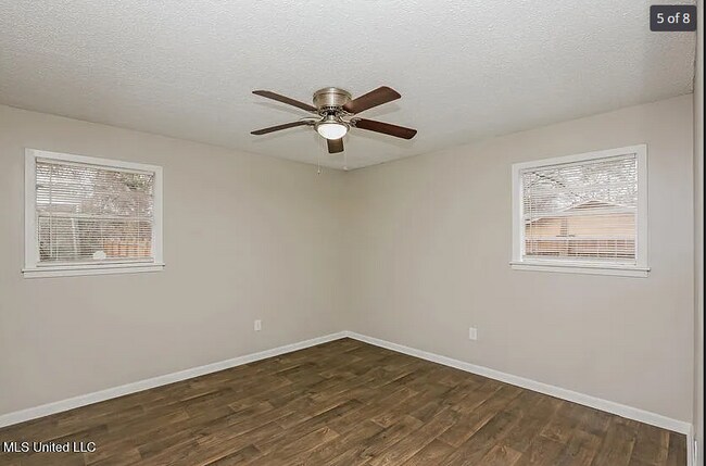 Foto del edificio - 3102 Longwood Dr