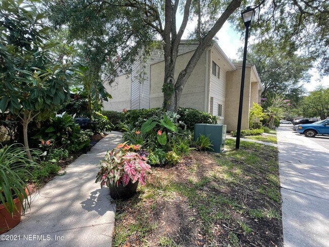 Foto del edificio - 3801 Crown Point Rd