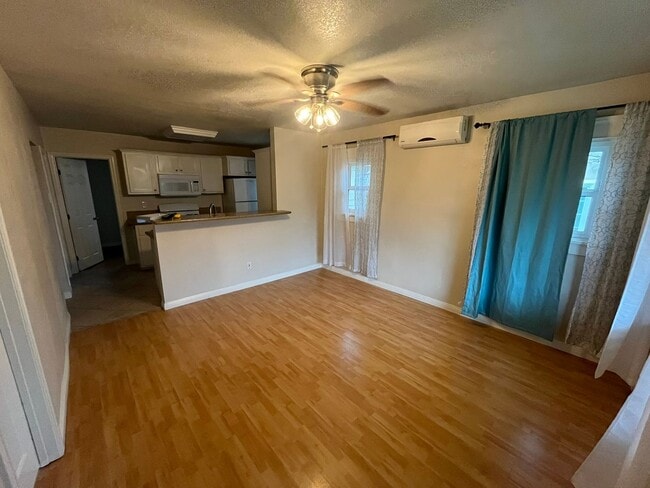 Foto del edificio - Charming 3-Bedroom Home in the Heart of Sa...