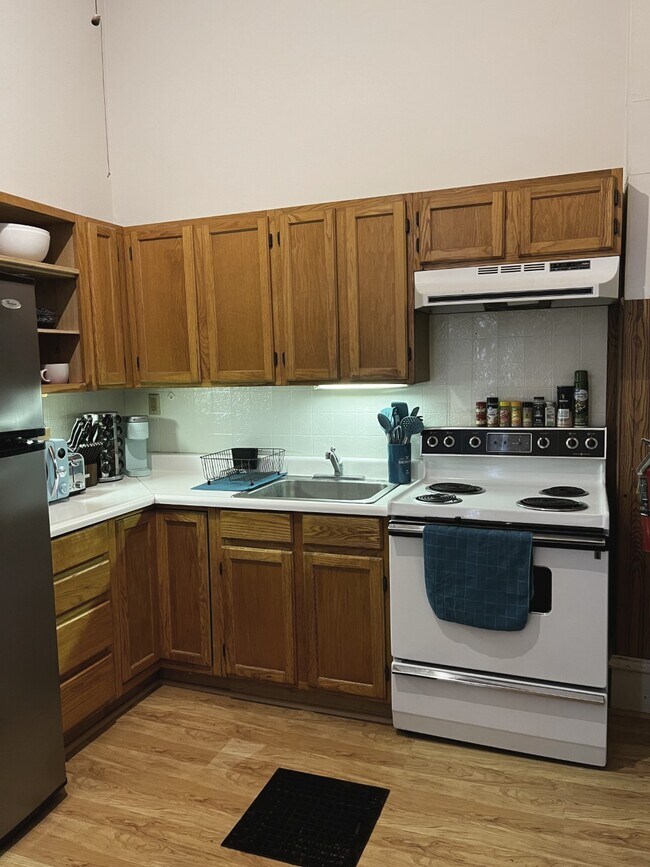 Kitchen - 32 N Richmond St