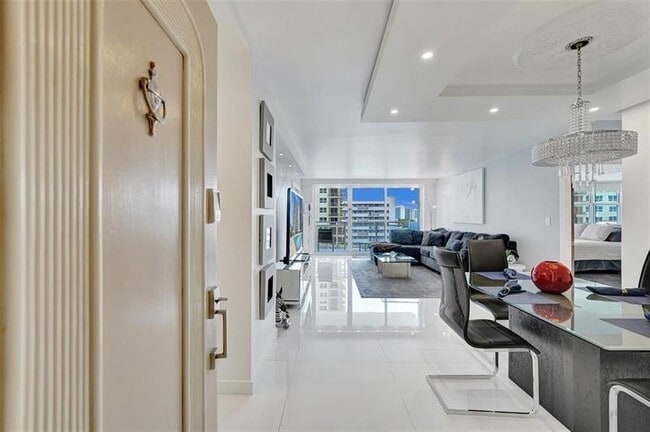 Building Photo - 2030 S Ocean Dr