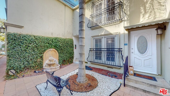 Building Photo - 432 S Doheny Dr