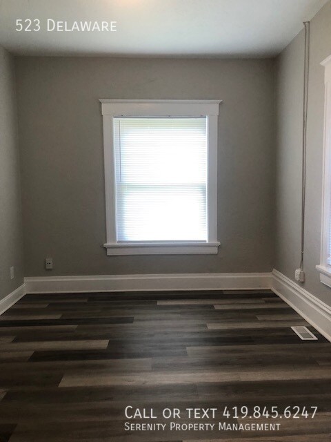 Building Photo - Three Bedroom Townhome With Basement Avail...