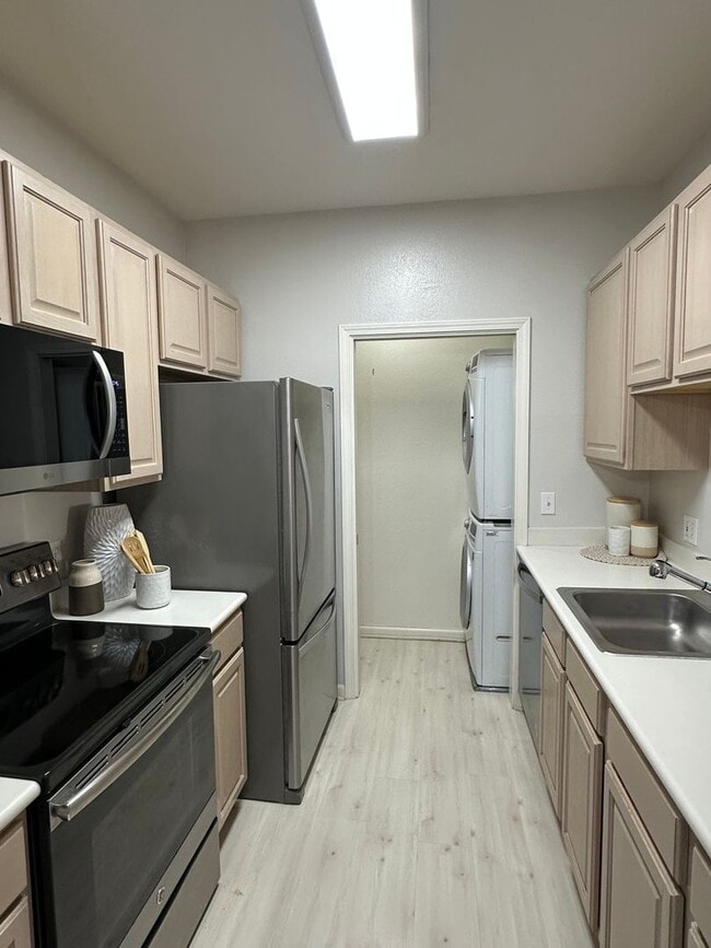 Building Photo - Fabulous ground floor condo, private patio, walk to train/shopping, fresh, updated, gorgeous!