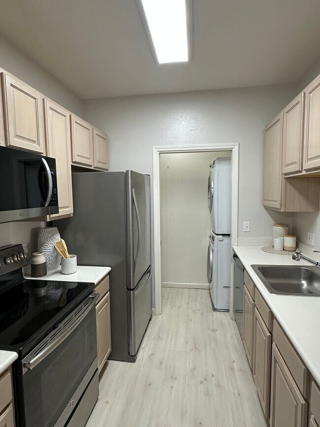 Foto del edificio - Fabulous ground floor condo, private patio, walk to train/shopping, fresh, updated, gorgeous!