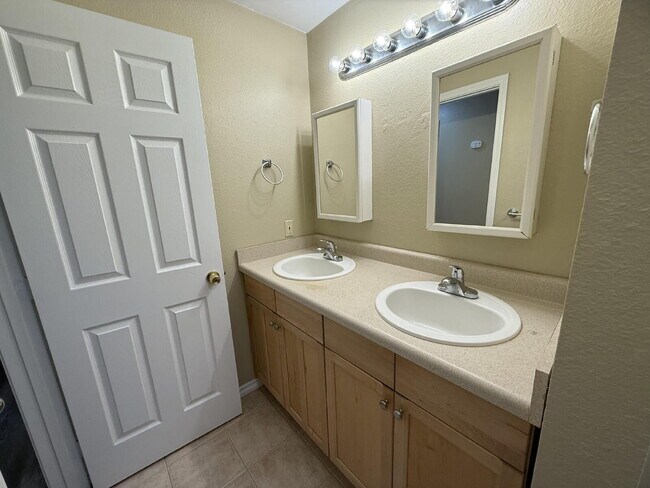 Foto del edificio - Fairwood Condo Available NOW!