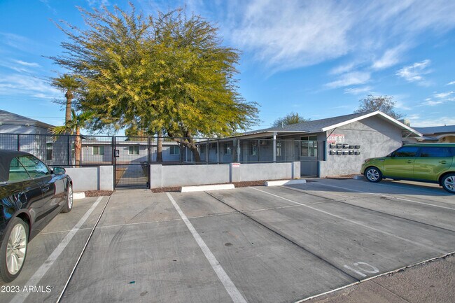 Building Photo - 206 E Jones Ave