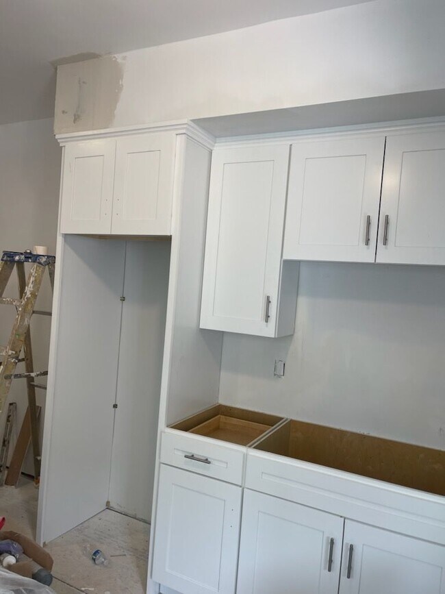 New Kitchen Cabinets - 119 S Ditmar St