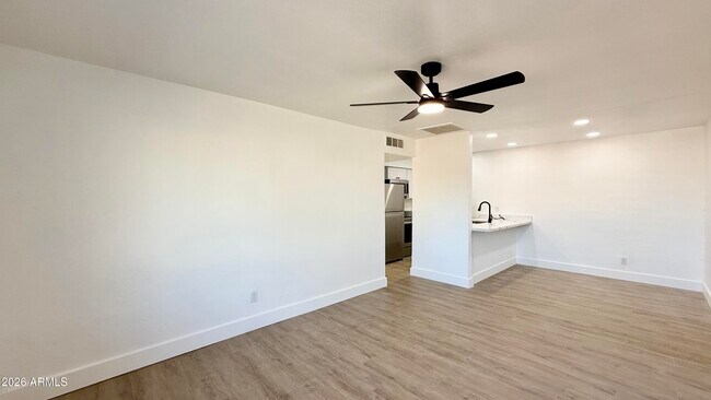 Foto del edificio - 2739 E Tamarisk Ave