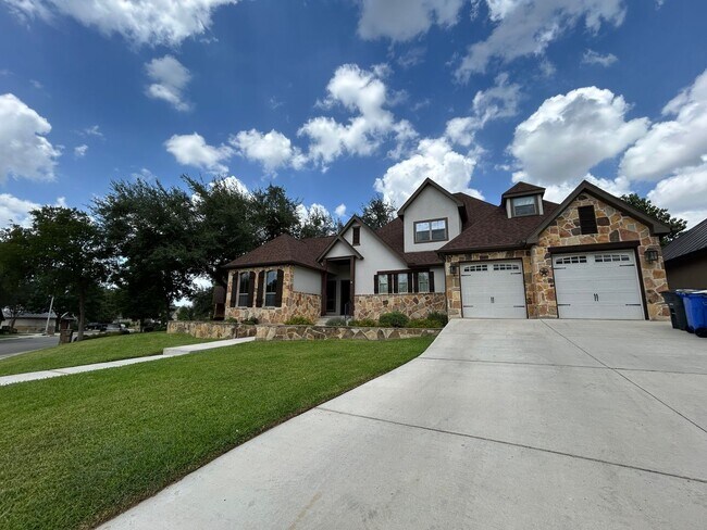 Foto del edificio - Large House on the Hill / HUGE Backyard / ...