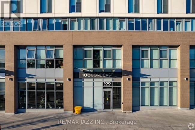 Photo du bâtiment - 100-100 Bond St E