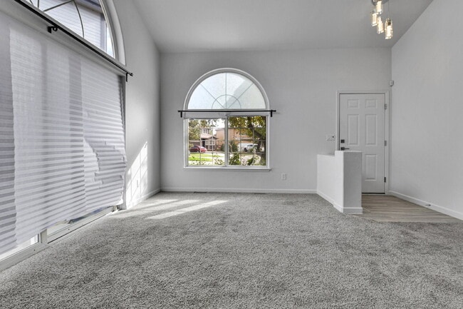 Building Photo - $2,795, 3-bed, 2-bath, located in Denver.