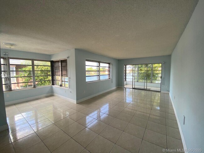 Foto del edificio - 270 NE 191st St