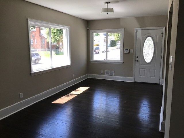 Foto del edificio - 4621 Greenhill Ave