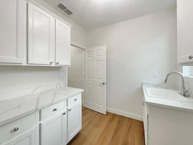 Foto del edificio - 1672 Lombard Ln