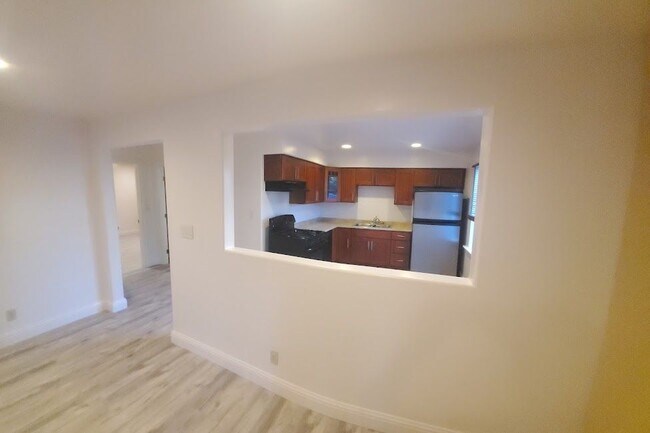 Building Photo - 611 Santa Clara Ave