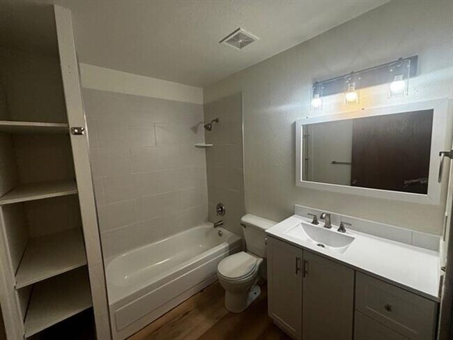 Foto del edificio - 1-Bedroom Condo with Amenities!