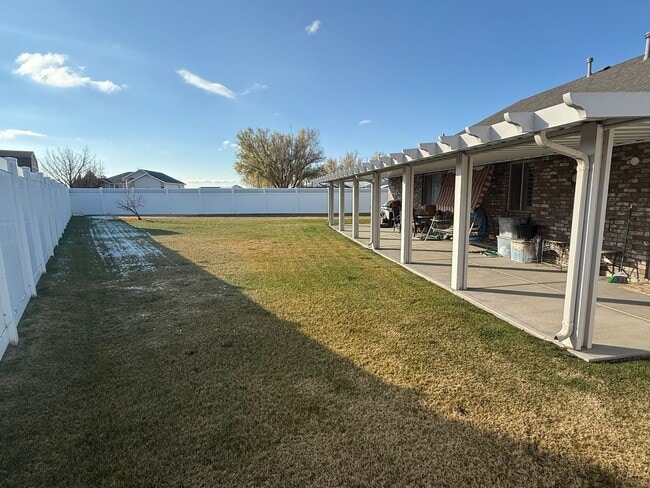 Foto del edificio - Beautiful patio home with 2 car garage, central air, fenced yard and covered patio