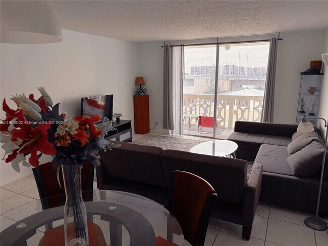 Building Photo - 1817 S Ocean Dr