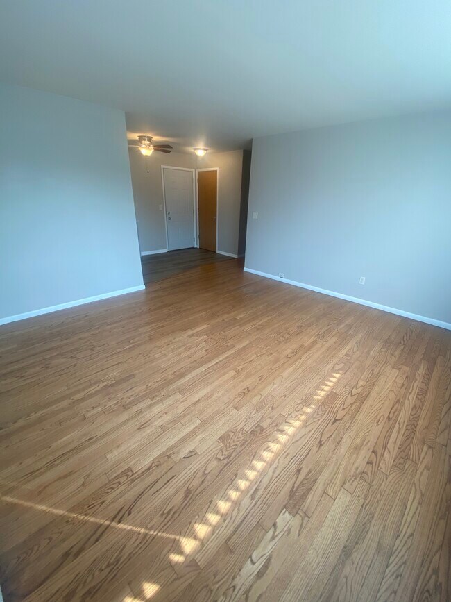 Living Room / Entry - River Park Apartments