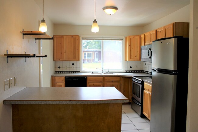 Building Photo - 1845 Crestmore Pl