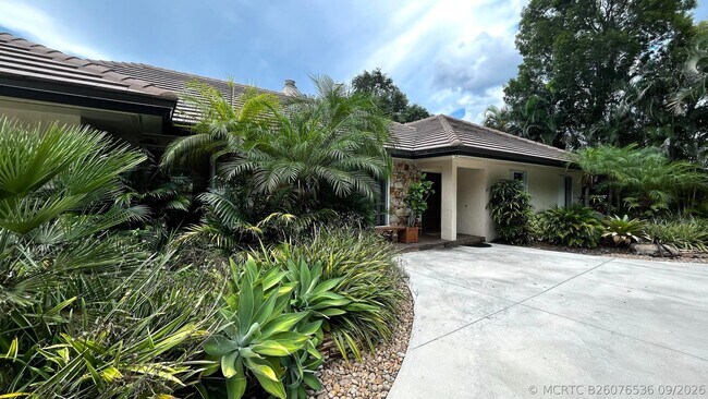 Foto del edificio - 5125 Woodland Lakes Dr